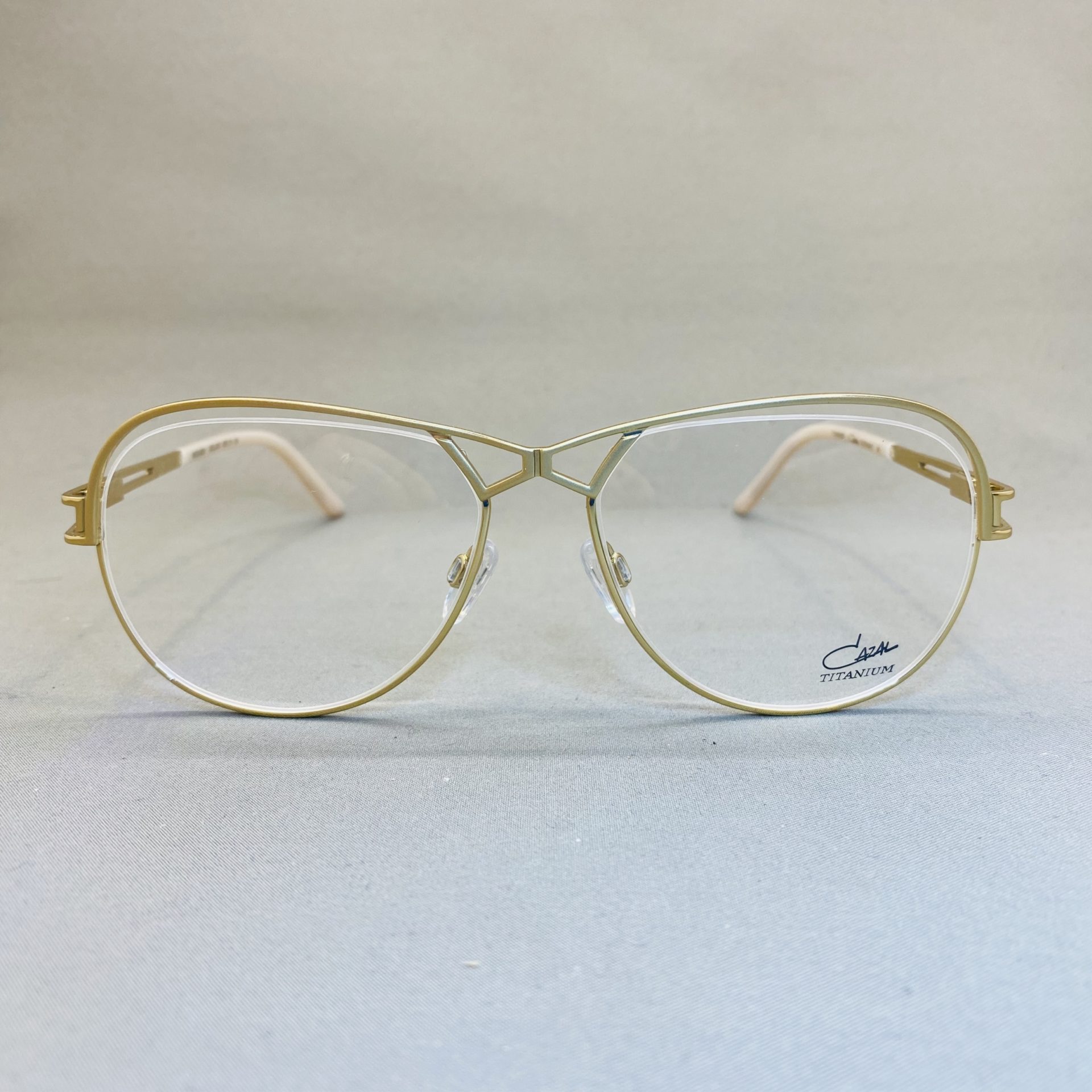 Lunettes de Vue Femme 4280 Cazal de coloris Blanc et Doré - Opticien  Stéphanie Danjou - Cambrai