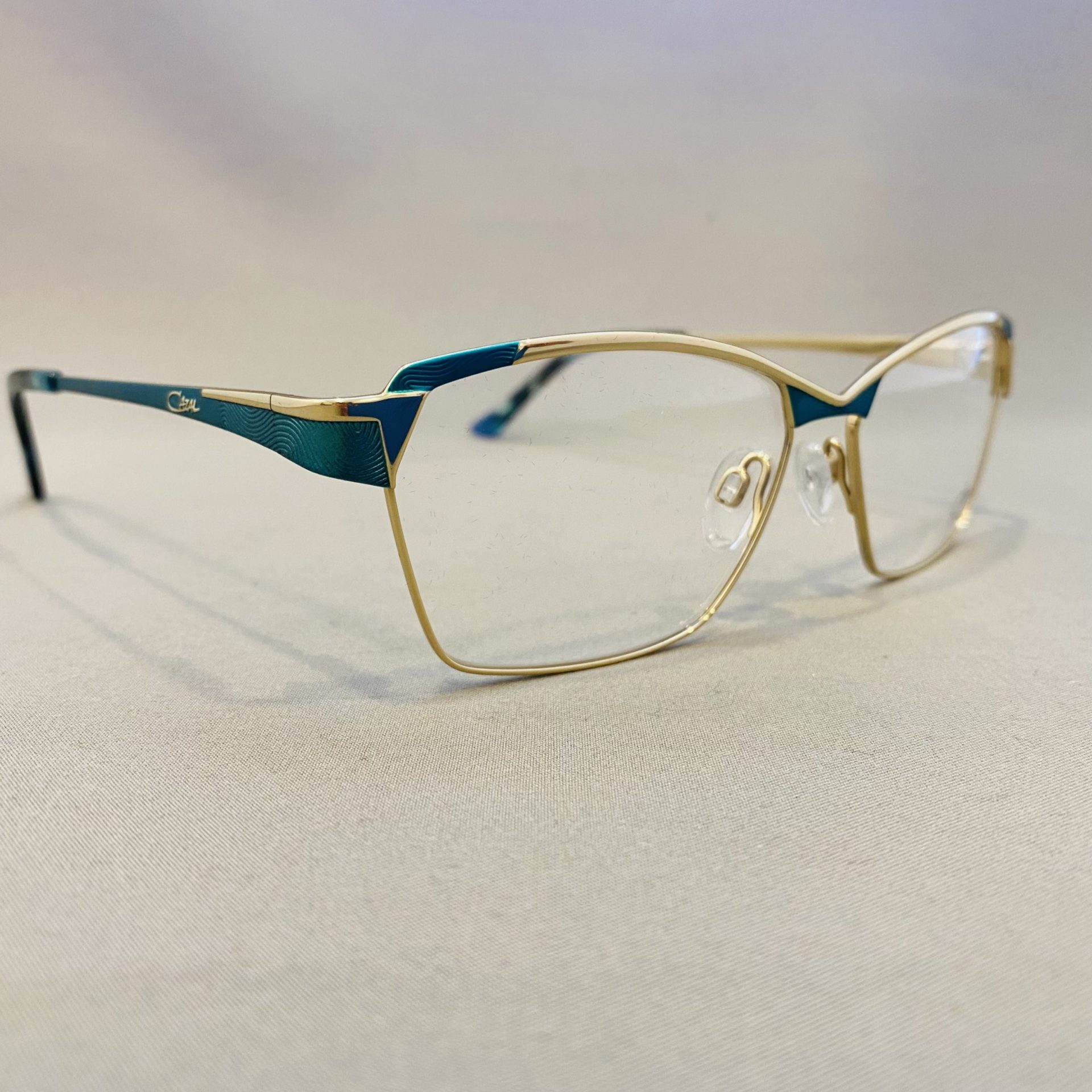 Lunettes de Vue Femme 4280 Cazal de coloris Blanc et Doré - Opticien  Stéphanie Danjou - Cambrai