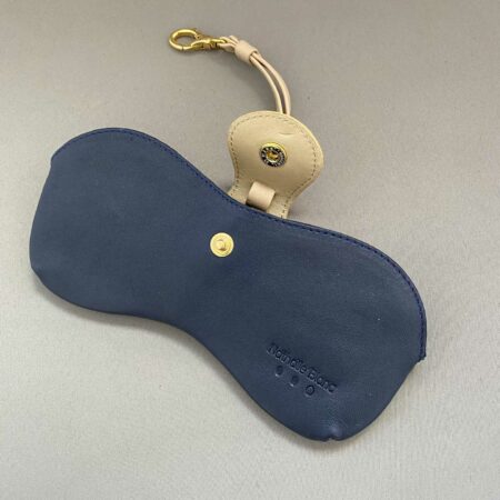 Etui en Cuir Nathalie Blanc à Pression Bleu Beige Opticien Stéphanie Danjou Cambrai
