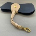 Etui en Cuir Nathalie Blanc à Pression Bleu Beige Opticien Stéphanie Danjou Cambrai