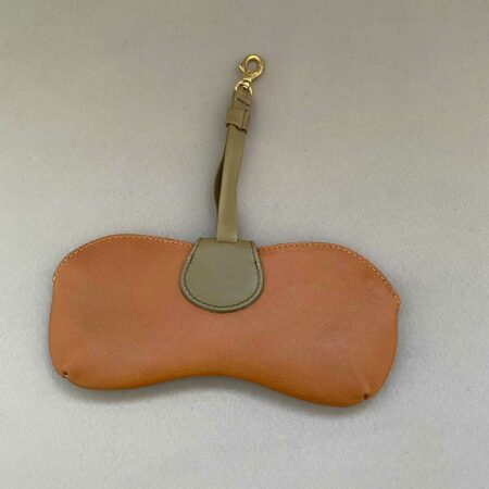 Etui en Cuir Nathalie Blanc à Pression Marron Vert Opticien Stéphanie Danjou Cambrai