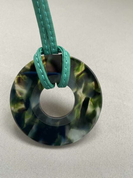 Anneau-Porte-Lunettes-Ecaille-Vert-Nathalie-Blanc-Opticien-Stephanie-Danjou-Cambrai