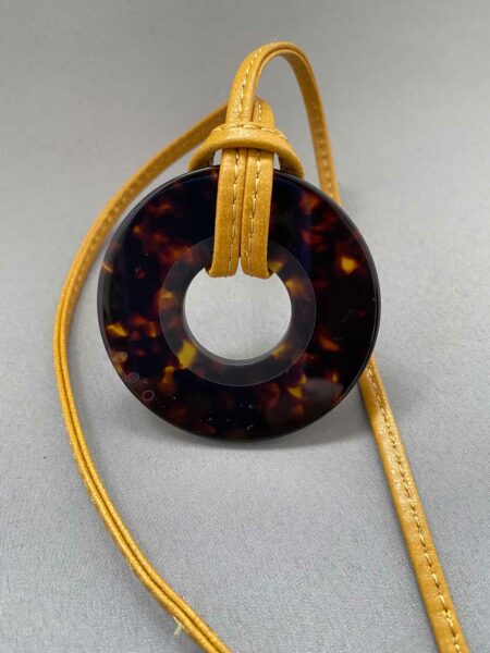 Anneau Porte-Lunettes Ecaille Jaune Nathalie Blanc Opticien Stéphanie Danjou Cambrai