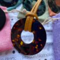 Anneau Porte-Lunettes Ecaille Jaune Nathalie Blanc Opticien Stéphanie Danjou Cambrai