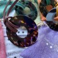 Anneau porte-Lunettes En Acétate et Cuir Bijou Collier Maison Nathalie Blanc Opticien Stéphanie Danjou Cambrai
