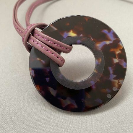 Anneau porte-Lunettes En Acétate et Cuir Bijou Collier Maison Nathalie Blanc Opticien Stéphanie Danjou Cambrai