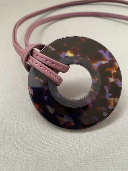 Anneau porte-Lunettes En Acétate et Cuir Bijou Collier Maison Nathalie Blanc Opticien Stéphanie Danjou Cambrai