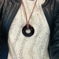 Anneau porte-Lunettes En Acétate et Cuir Bijou Collier Maison Nathalie Blanc Opticien Stéphanie Danjou Cambrai