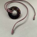Anneau porte-Lunettes En Acétate et Cuir Bijou Collier Maison Nathalie Blanc Opticien Stéphanie Danjou Cambrai