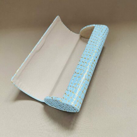 Etui à Lunettes Pépite De La Marque L'Atelier Du Vieux Bourg Bleu Ciel Doré Effet Croco Opticien Stéphanie Danjou Cambrai