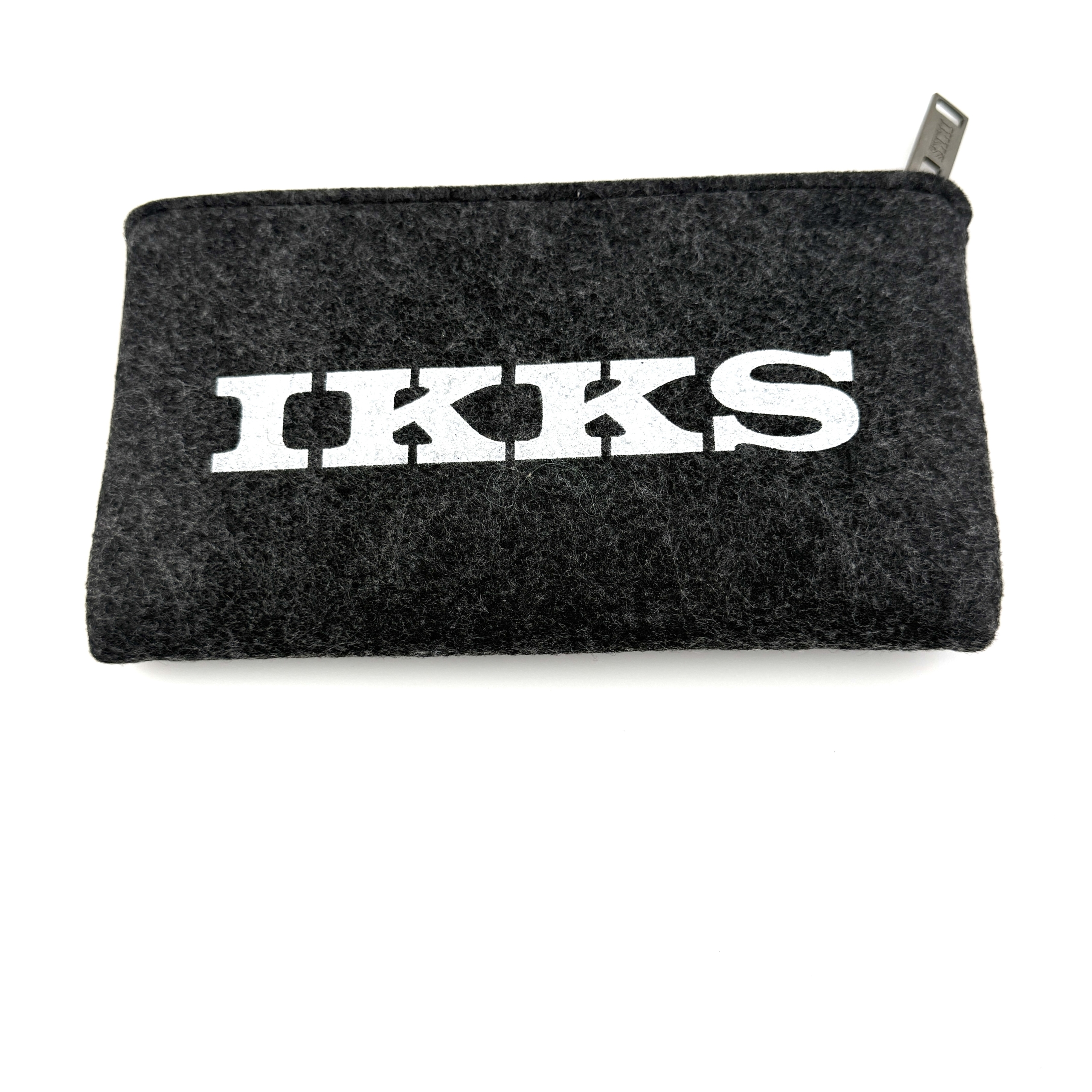 Etui Souple en feutre IKKS gris foncé noir Opticien Stéphanie Danjou Cambrai